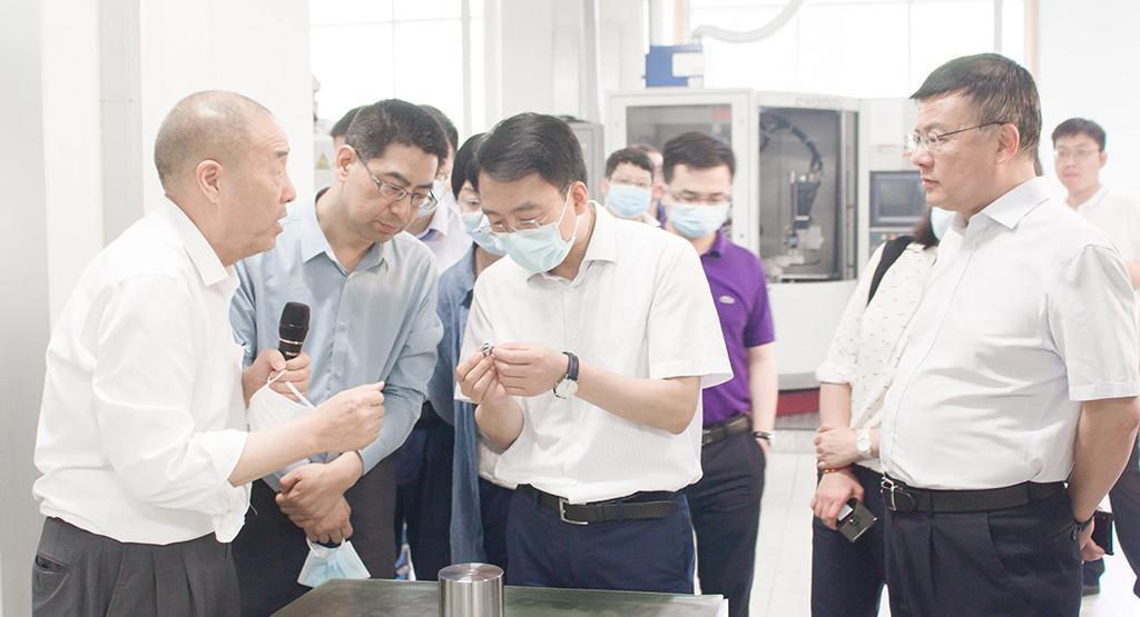 Ông Trần Khắc Long, trưởng phòng Công nghiệp Nguyên liệu Bộ Công Thương cùng các quan chức khác đến thăm và điều tra tại Trung Châu